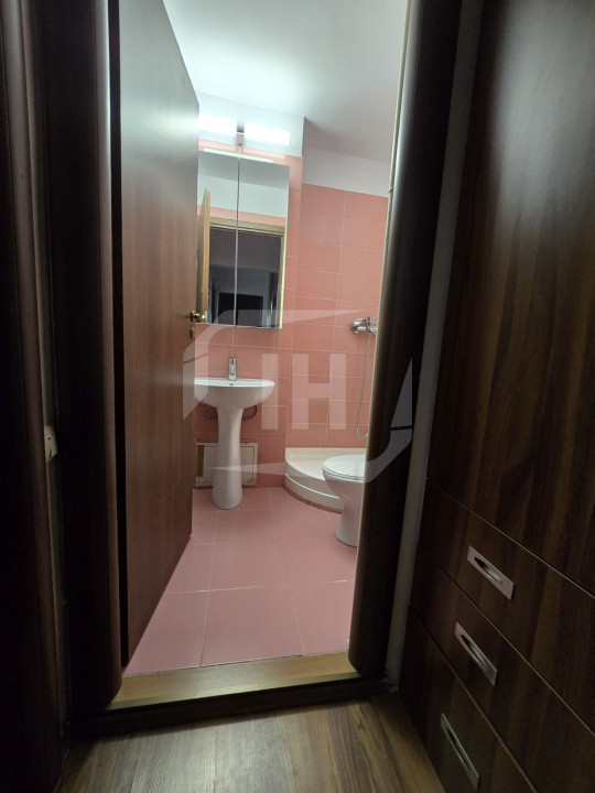 Apartament 4 camere, 2 bai, decomandat, cu parcare, zona Nicolae Titulescu
