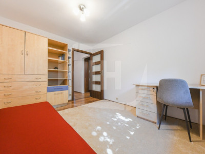 Apartament 4 camere, 2 bai, decomandat, cu parcare, zona Nicolae Titulescu