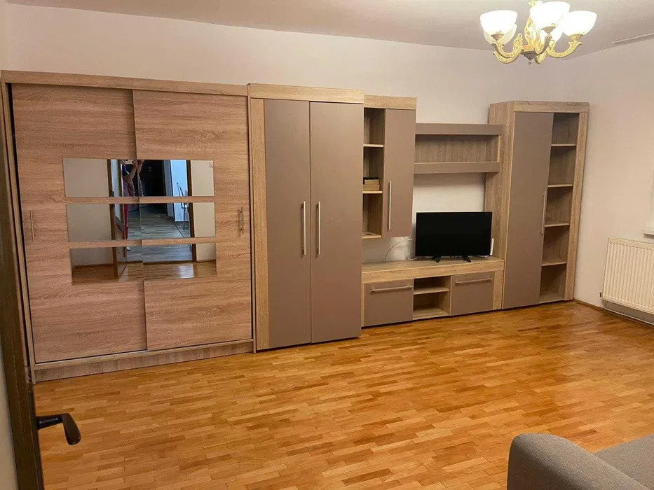 Apartament 2 camere, parcare, zona Plopilor
