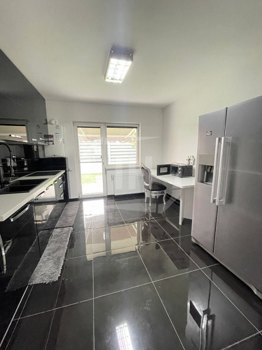 Triplex, curte generoasa, garaj, zona Eroilor