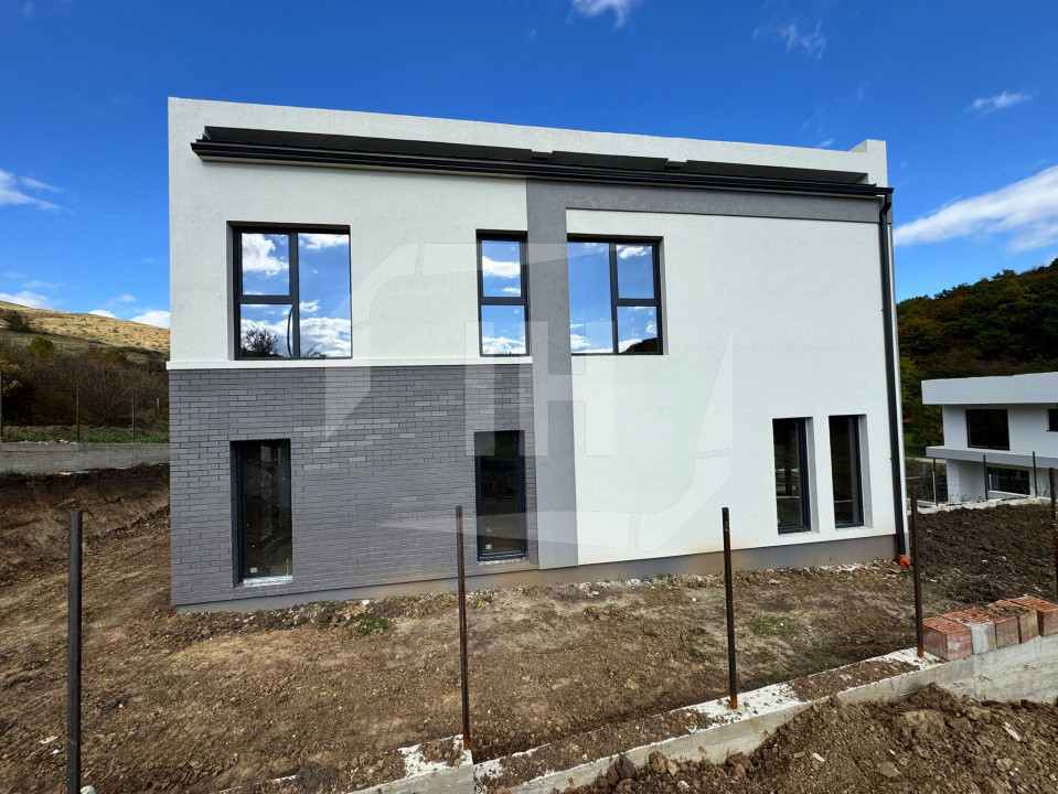 Casa Individuala finalizata, 2 garaje. zona Roata Faget