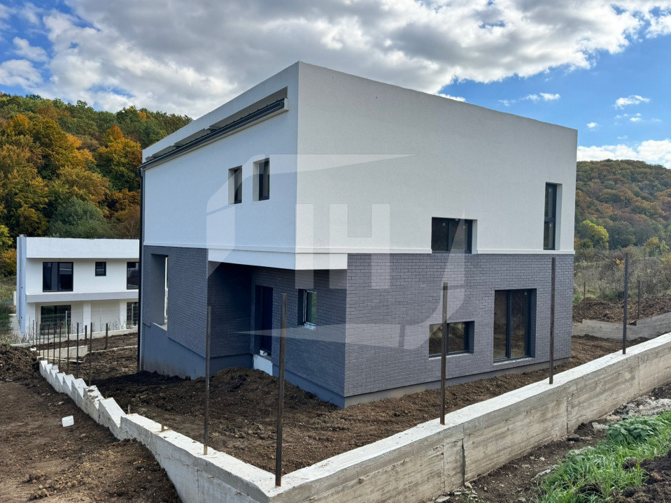 Casa Individuala finalizata, 2 garaje. zona Roata Faget