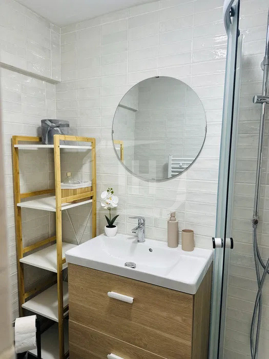 Garsoniera moderna,2 parcari, Centru