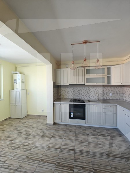 Apartament 3 camere, etaj intermediar, Zona Vivo