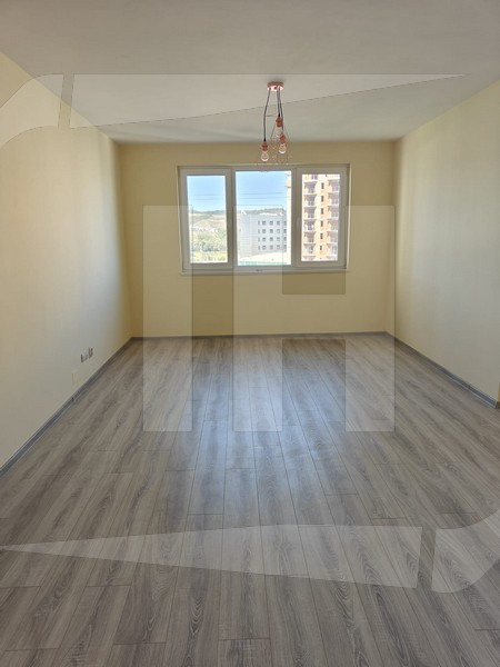 Apartament 3 camere, etaj intermediar, Zona Vivo