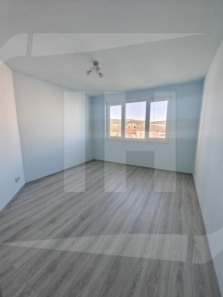 Apartament 3 camere, etaj intermediar, Zona Vivo