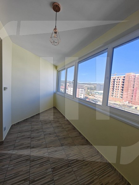 Apartament 3 camere, etaj intermediar, Zona Vivo