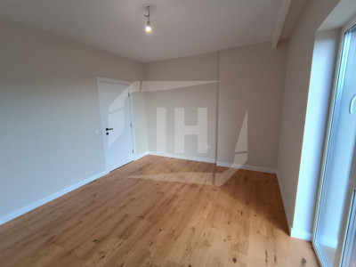 Apartament 3 camere, posibilitate 4, terasa, gradina, parcare