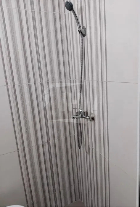 Garsoniera, etaj intermediar, Marasti