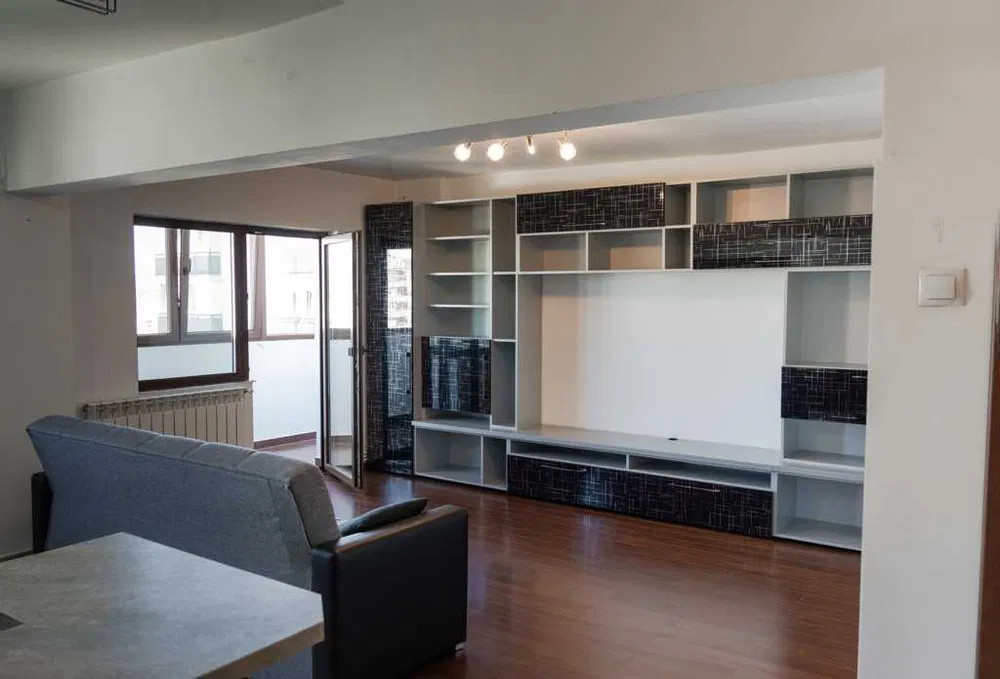 Apartament 4 camere pe etaj intermediar, zona Big Center