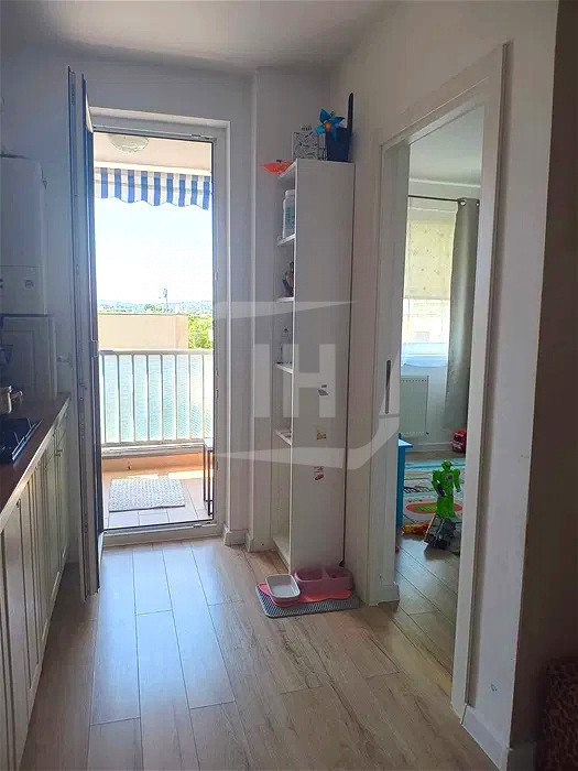 Apartament 3 camere, semidecomandat, et 4/7 in bloc nou!