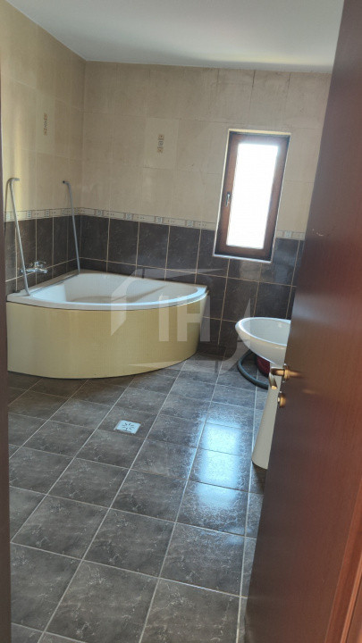 Apartament cu 3 camere, 3 terase, intermediar, parcare inclusa, Andrei Muresanu