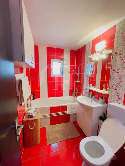 Apartament 2 camere, decomandat, etaj 3, cartier Intre Lacuri