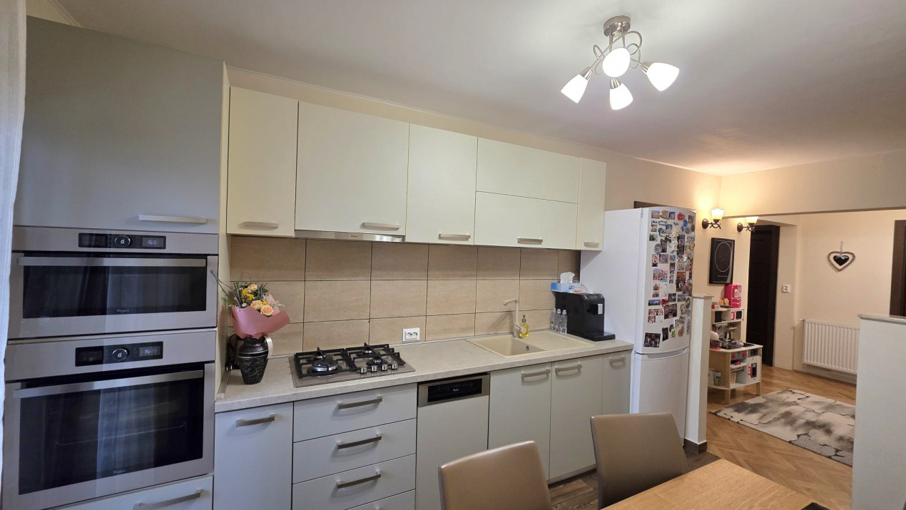 Apartament 3 camere decomandat, zona Podului Calvaria