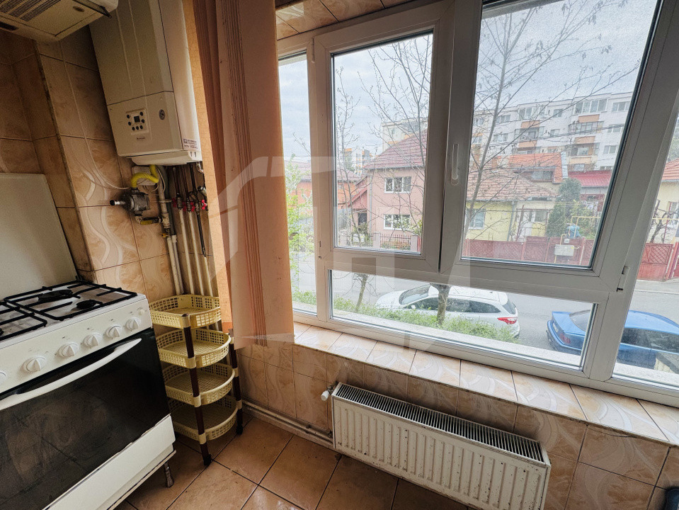 Apartament 2 camere, decomandat, etaj 1, cartier Intre Lacuri