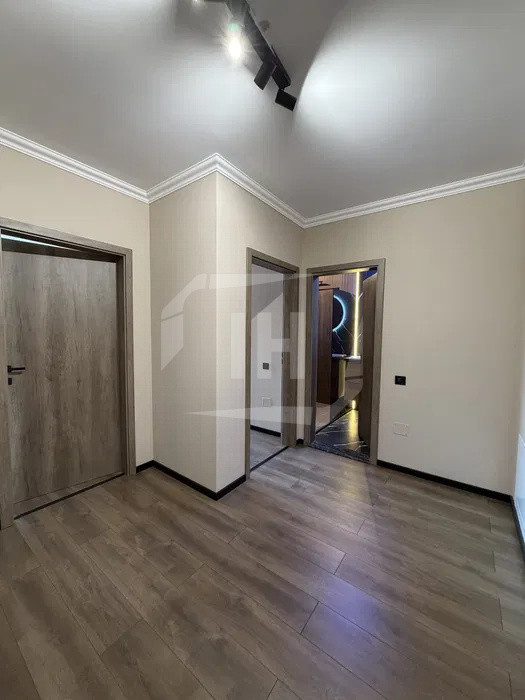 Apartament 3 camere plus terasa, parcare subterana pe Eroilor
