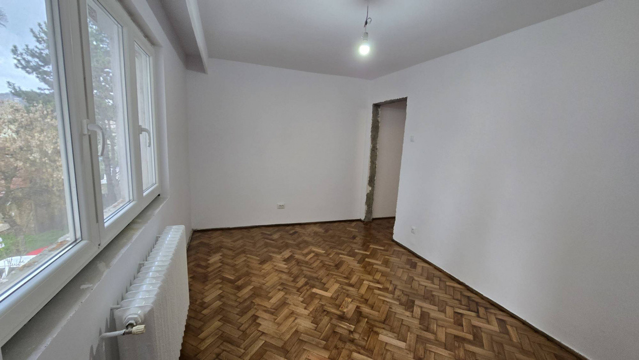 Apartament 3 camere, etaj 2, zona Calea Floresti