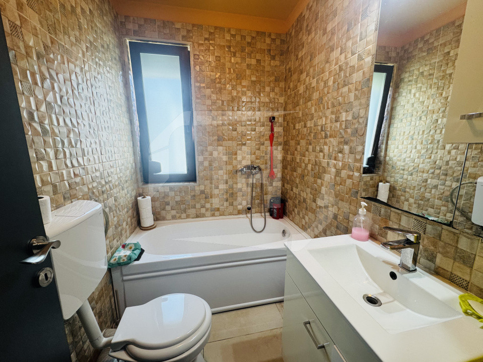 Apartament 3 camere, 2 bai, parcare subterana zona Sub Cetate