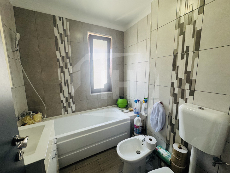 Apartament 3 camere, 2 bai, parcare subterana zona Sub Cetate