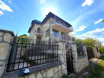 Casa individuala, 701 mp teren, garaj, in Borhanci
