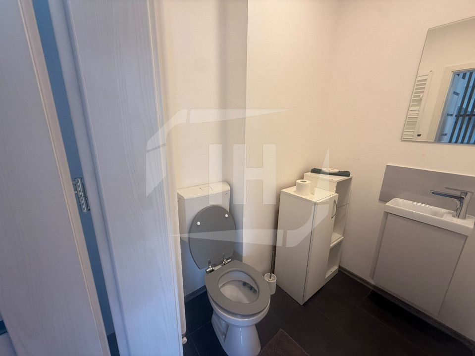 Apartament tip penthouse, 2 camere, terasa, parcare, zona strazii Paris