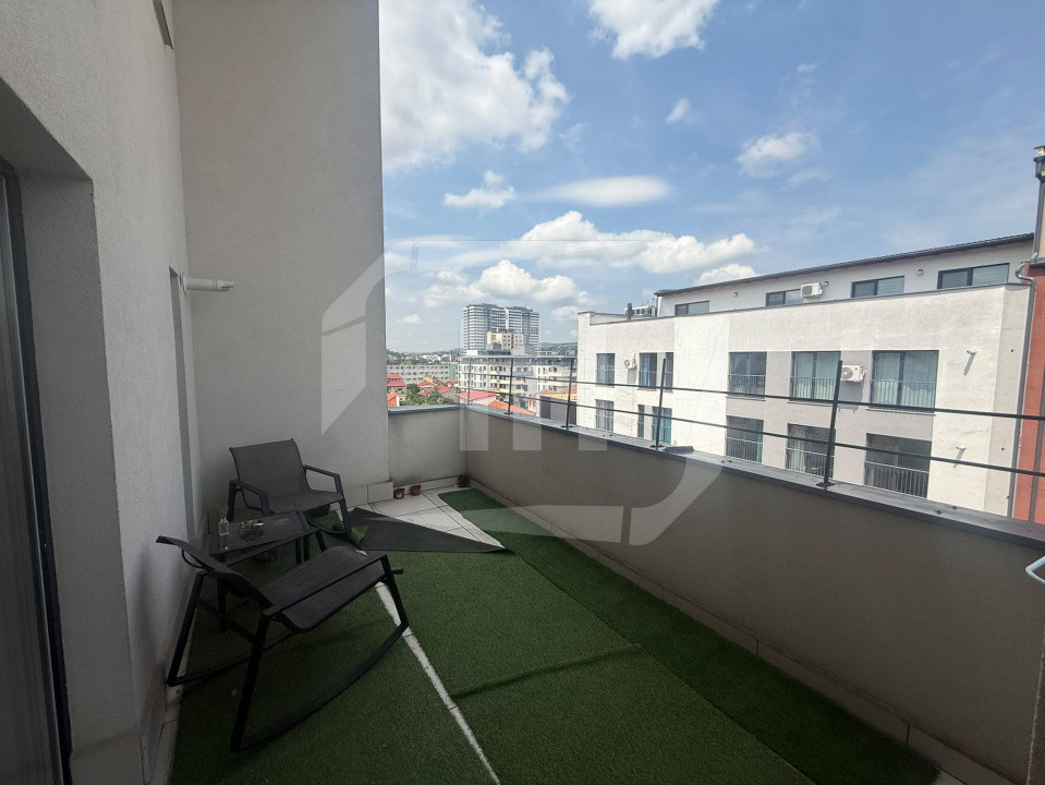 Apartament tip penthouse, 2 camere, terasa, parcare, zona strazii Paris