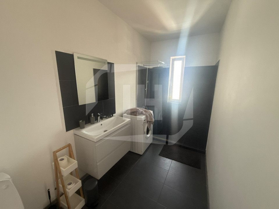 Apartament tip penthouse, 2 camere, terasa, parcare, zona strazii Paris