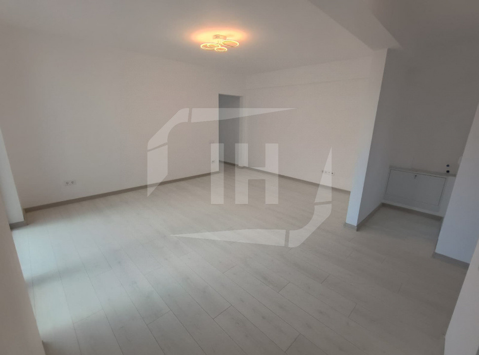 Apartament 3 camere, parcare, finisat, intermediar, curte, zona Pod Ira