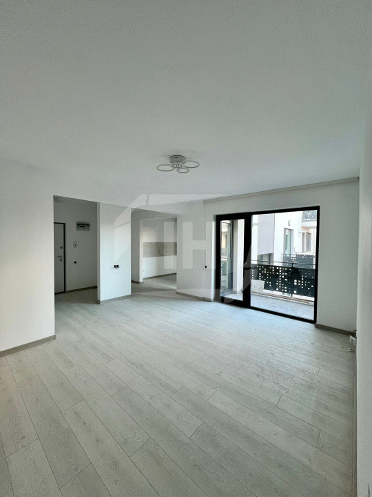 Apartament 3 camere, parcare, finisat, intermediar, curte, zona Pod Ira