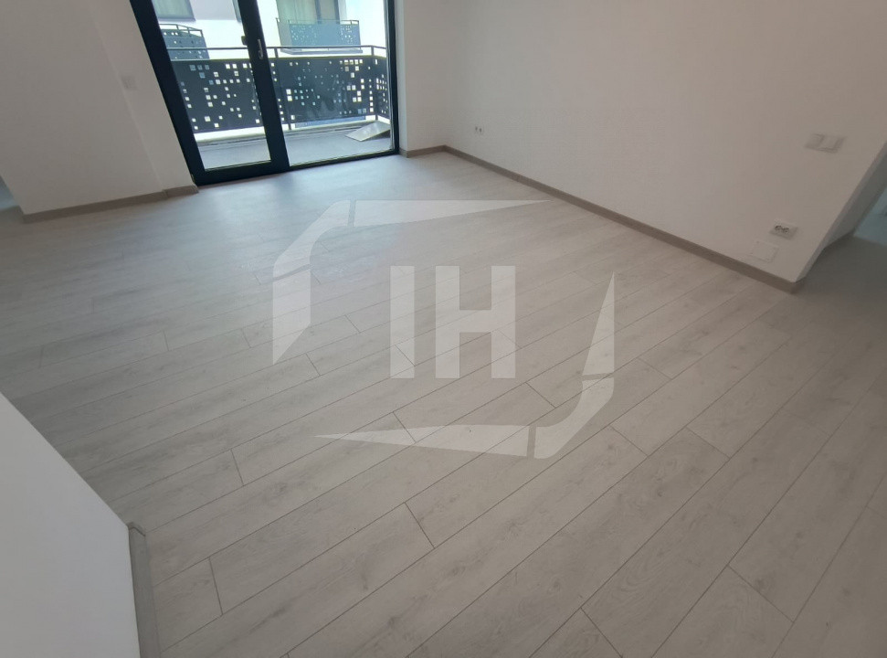 Apartament 3 camere, parcare, finisat, intermediar, curte, zona Pod Ira