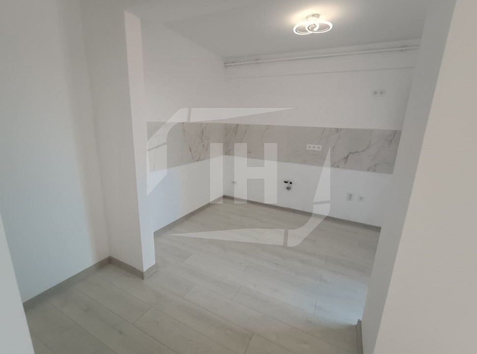 Apartament 3 camere, parcare, finisat, intermediar, curte, zona Pod Ira