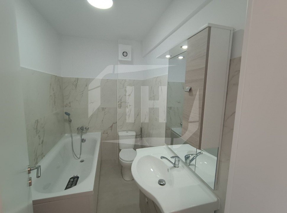 Apartament 3 camere, parcare, finisat, intermediar, curte, zona Pod Ira