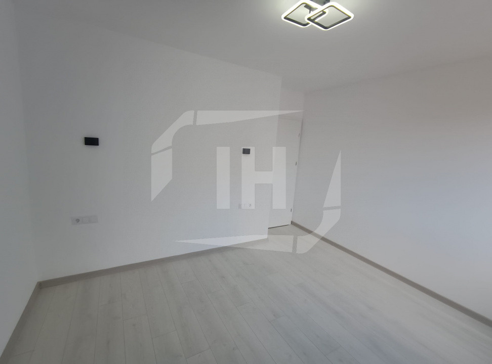 Apartament 3 camere, parcare, finisat, intermediar, curte, zona Pod Ira