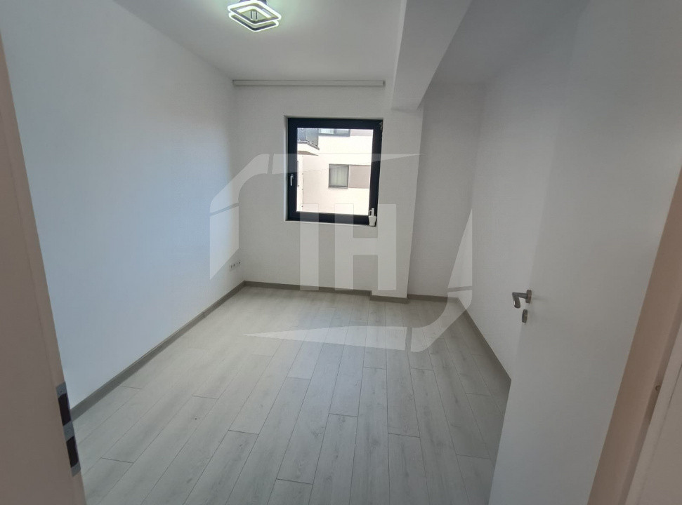 Apartament 3 camere, parcare, finisat, intermediar, curte, zona Pod Ira