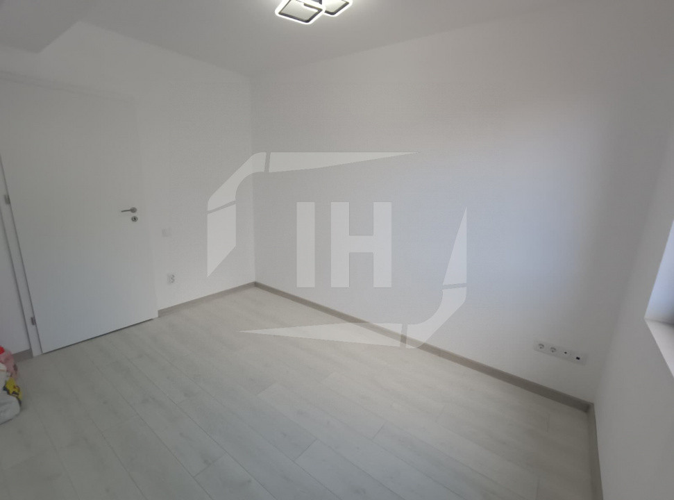 Apartament 3 camere, parcare, finisat, intermediar, curte, zona Pod Ira