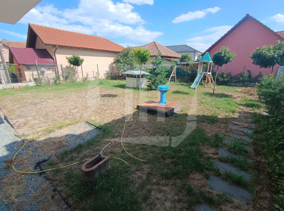 Apartament 3 camere, parcare, finisat, intermediar, curte, zona Pod Ira