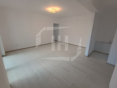 Apartament 3 camere, parcare, finisat, intermediar, curte, zona Pod Ira