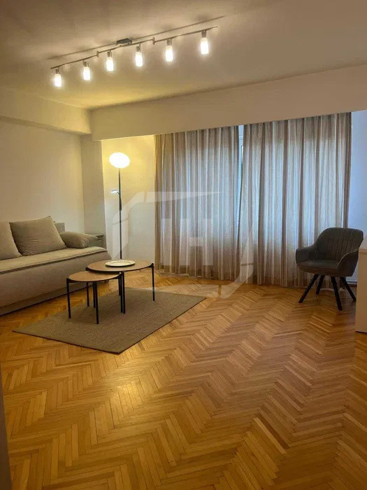 Apartament 3 camere I 2 bai I decomandat I cu parcare I zona Piata Cipariu
