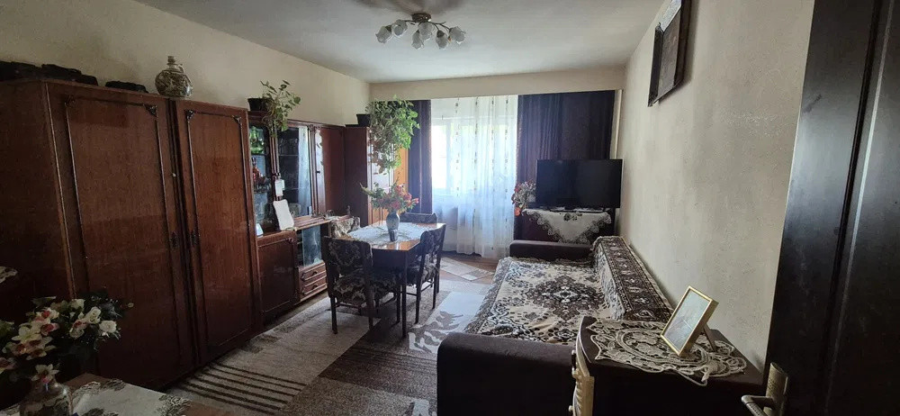 Apartament 2 camere decomandat, etaj intermediar, cartier Plopilor
