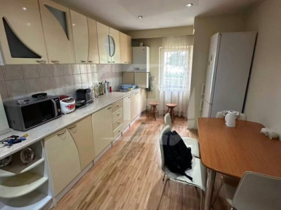 Apartament 3 camere decomandat, cartier Intre Lacuri