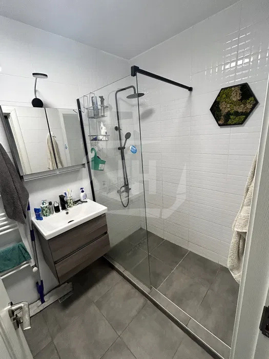 Apartament 42 mp, intermediar, mobilat si utilat, zona strazii Paris