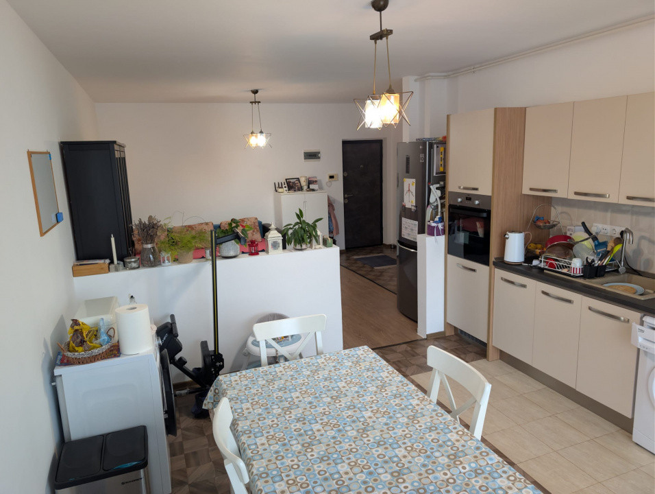 Apartament 2 camere etaj 1, parcare, zona Vivo