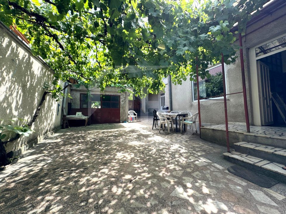 Teren cu casa demolabila sau proiect de reamenajare, in Gruia