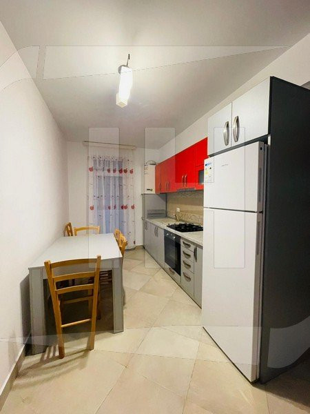 Apartament 2 camere, decomandat, etaj intermediar, Zona Vivo