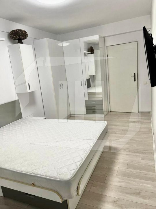 Apartament cu 3 camere, parcare, zona Vivo